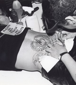 25 Ruth Marten live-tattooing at the openening of 