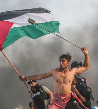 Mustafa Hassona Palestine protester iconic viral Gaza