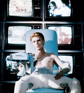 man-who-fell-to-earth-the-1976-006-bowie-seated-in