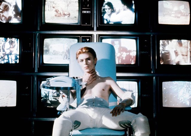 man-who-fell-to-earth-the-1976-006-bowie-seated-in