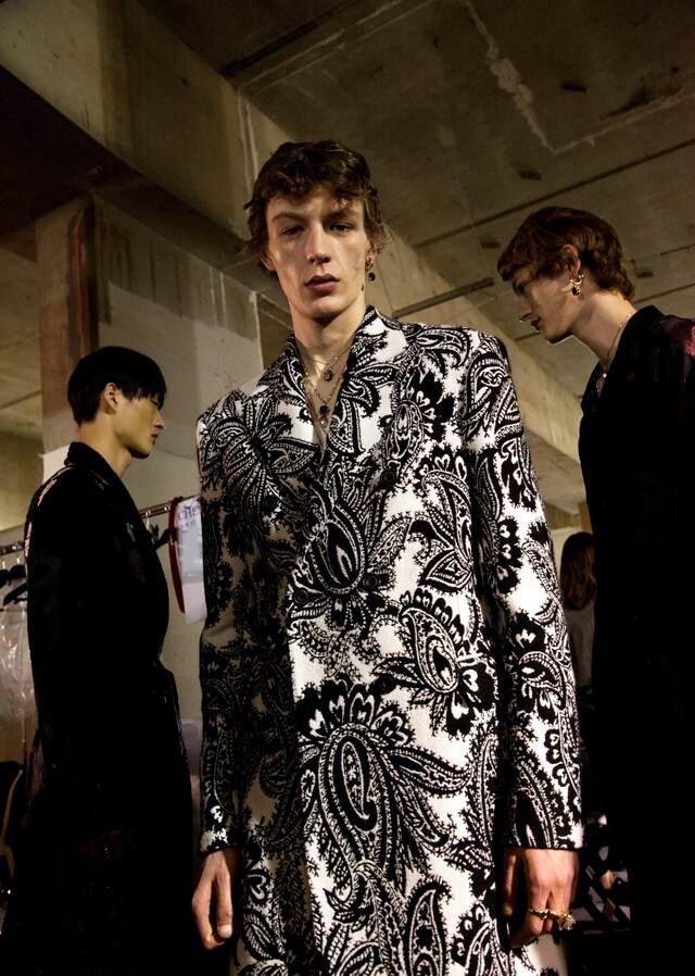 Backstage Alexander McQueen Men&#39;s Sarah Burton 2018 AW18