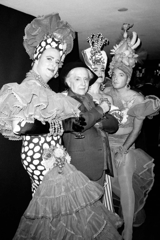 _johnSimonePhoto_writer_QuentinCrisp_with-Hallowee