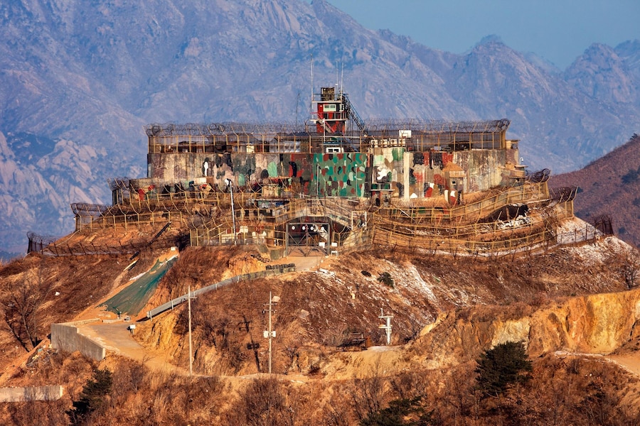 DMZ: Demilitarized Zone of Korea Park Jongwoo